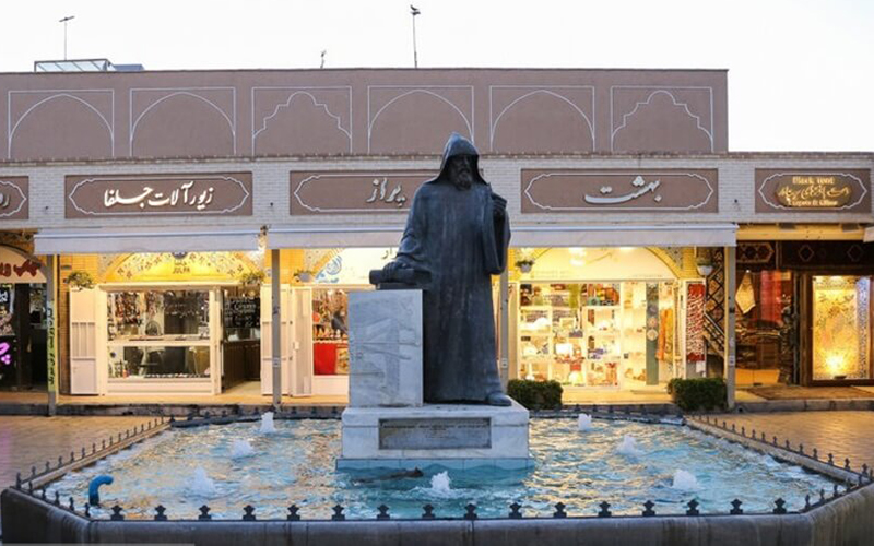 مجسمه میدان جلفا در تور پیاده روی جلفای اصفهان